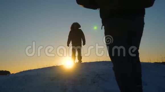 阿皮尼斯人徒步旅行一个旅行者爬上雪山游客在夕阳下的山顶上相遇游客视频的预览图