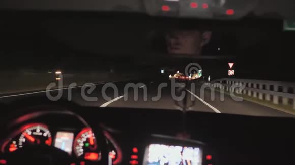 一个人晚上开车穿过隧道视频的预览图