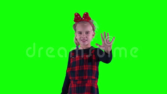 小女孩挥手打喷嚏5岁小孩头上有红色玩具耳朵视频的预览图