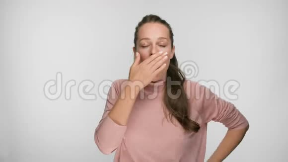 一个打喷嚏的女人的肖像视频的预览图