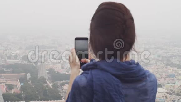 无法辨认的女性旅行者在印度慢动作地拍摄了tiruvannamalaishiva寺的照片女人的后景视频的预览图