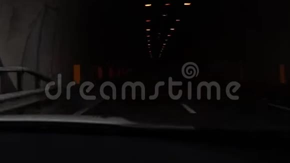 一辆汽车穿过隧道视频的预览图