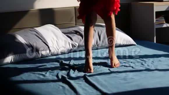 孩子跳上父母的床要糖果视频的预览图