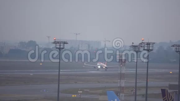 飞机降落在跑道上视频的预览图