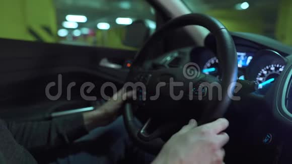 男子驾驶创新的自动驾驶汽车使用自动驾驶仪在停车场停车视频的预览图