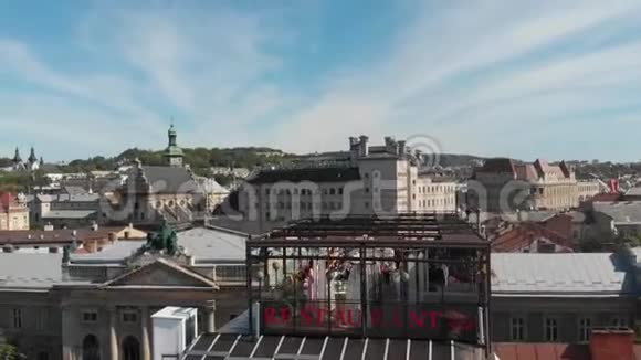 在城市屋顶举行婚礼视频的预览图