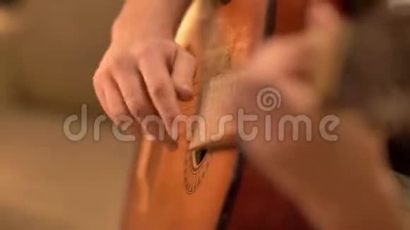 一个男人用古典吉他弹奏弦乐慢动作视频的预览图