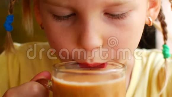小女孩喝热牛奶燃烧赫塞尔视频的预览图