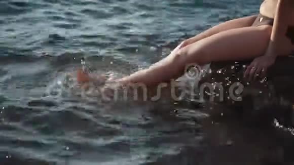 在海边放松女人用脚泼水视频的预览图