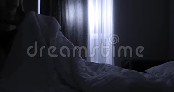 晚上睡觉的人视频的预览图