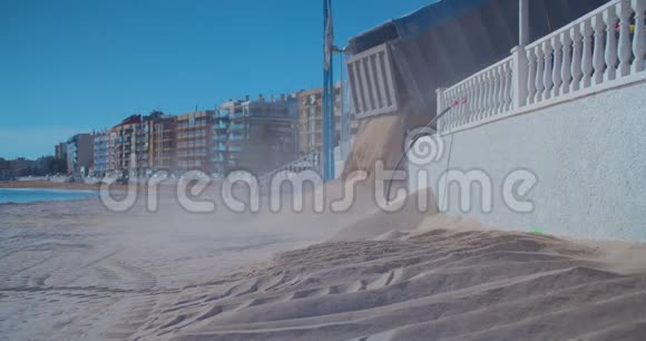 卡车在海滩上卸下沙子视频的预览图