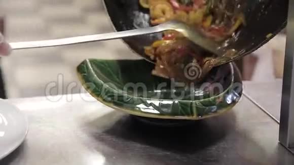 海鲜炒菜放在绿色盘子里视频的预览图