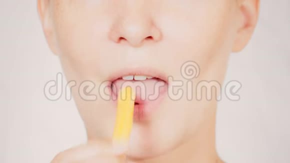 肖像女性吃薯片视频的预览图