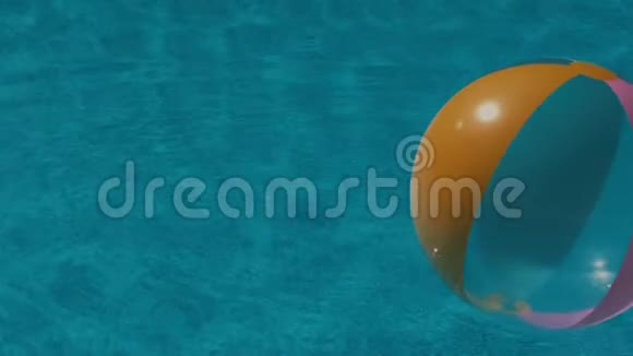 五颜六色的球浮在游泳池里视频的预览图