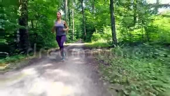 年轻女子在森林里慢跑视频的预览图