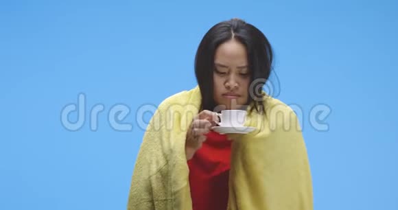 女病人喝茶视频的预览图