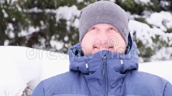 长胡子的人喜欢冬天下雪视频的预览图