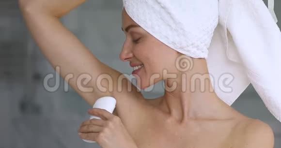迷人的快乐年轻女子在腋下涂抹止汗剂视频的预览图