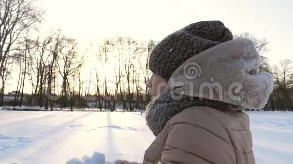 小女孩把雪扔上来微笑冬天的时候冰雪游戏视频的预览图