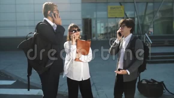 商业团队两个男人和女人一起在外面工作每个人都打电话来视频的预览图