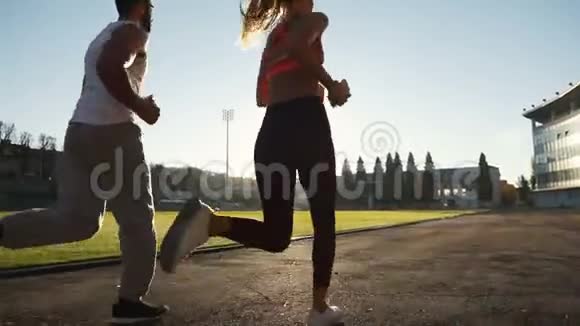 情侣去体育场慢跑视频的预览图