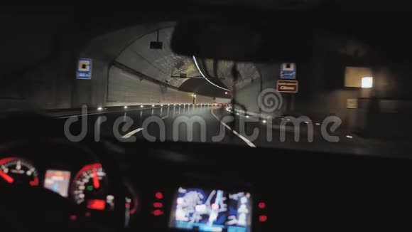 一个人晚上开车穿过隧道视频的预览图
