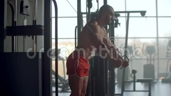年轻运动员在健身房锻炼在有线交叉机上做胸部锻炼激发健康力量视频的预览图