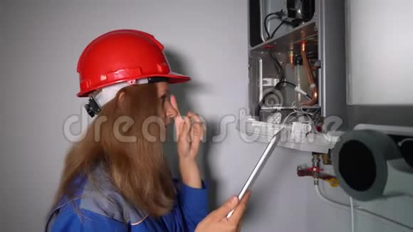 女督察技师视察煤气锅炉加热系统视频的预览图