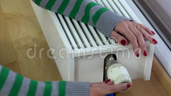 女手红钉减温被散热器调温房4K视频的预览图