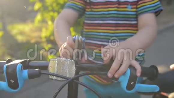 孩子用螺丝刀修理自行车视频的预览图