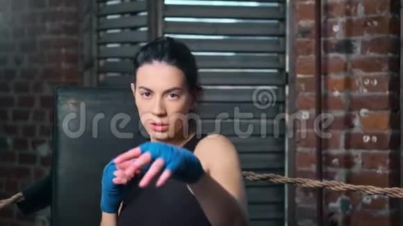 肖像自信的MMA战斗机女孩显示打手势的保护性包裹手慢动作视频的预览图
