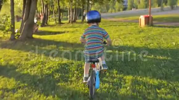 带着头盔骑自行车的男孩视频的预览图