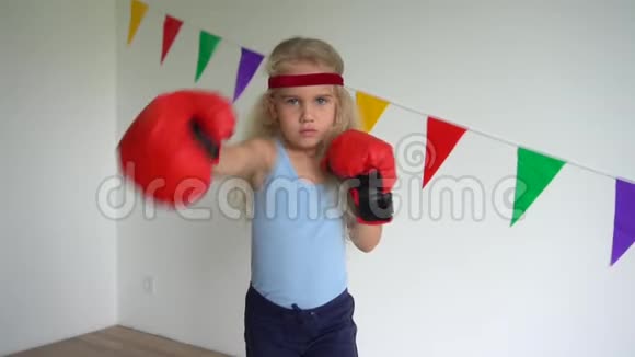 可爱的带着拳击手套的孩子可爱的女孩训练自卫慢动作视频的预览图