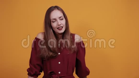 微笑的白种人迷人的女人穿着栗色连衣裙伸展肌肉视频的预览图