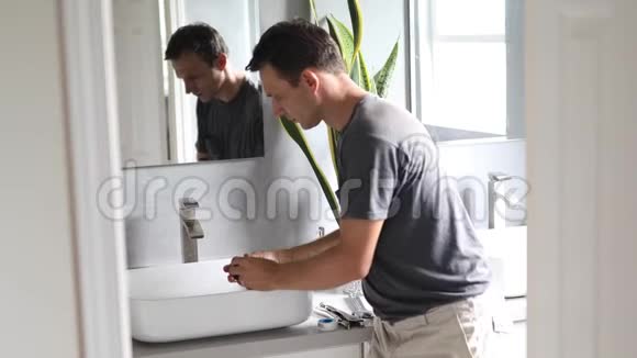 水管工在浴室的水槽上工作视频的预览图