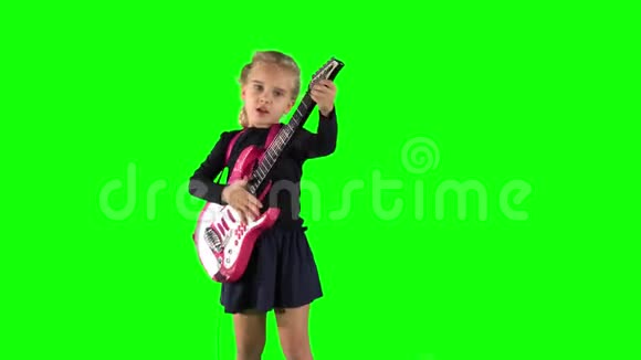 吉他手女孩用玩具吉他演奏摇滚乐艺术家儿童现场表演视频的预览图
