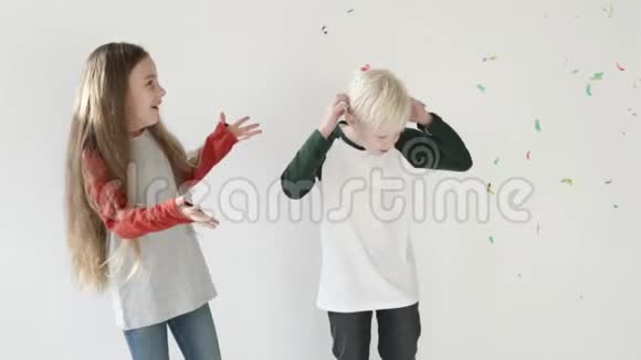 一个男孩和一个女孩高兴的敬礼纸屑视频的预览图