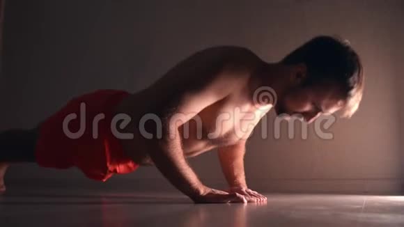 在家运动健康生活理念男人做钻石俯卧撑视频的预览图