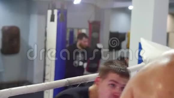 拳击一个穿着黑色T恤的男人在拳击场上打架视频的预览图