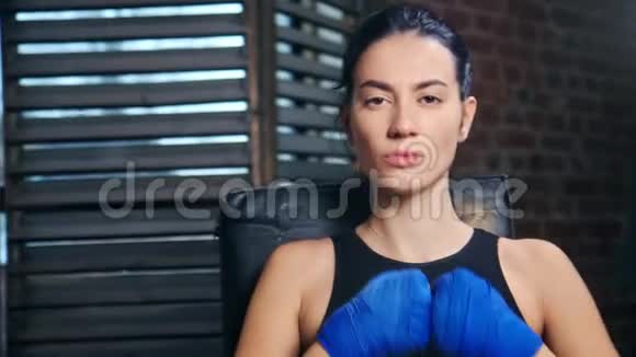 亚洲女孩在拳击场上做威胁性手势的特写镜头视频的预览图