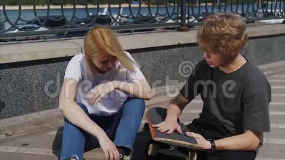 男人和女孩坐在街上聊天视频的预览图