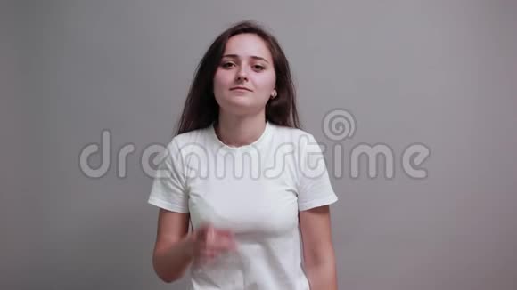 穿着白衬衫的漂亮女人拍手对着镜头竖起大拇指视频的预览图