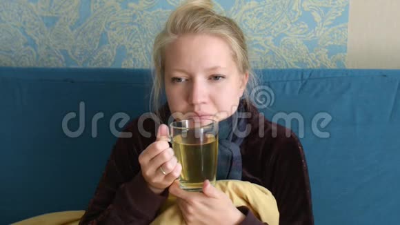 小女孩病了喝热茶视频的预览图