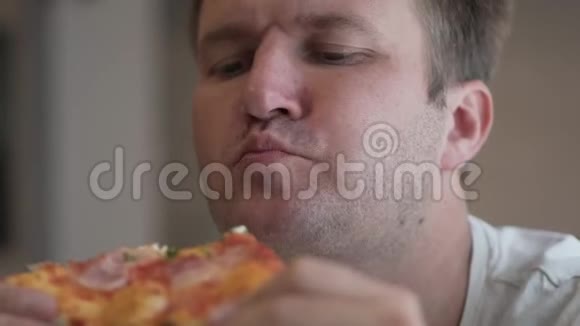 那个人在吃披萨视频的预览图