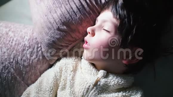 一个熟睡的婴儿脸的特写视频的预览图