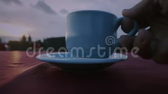 男人的手把杯子和咖啡放在一起视频的预览图