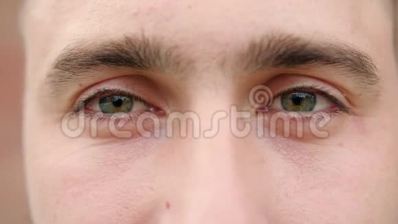 男人的眼睛特写视频的预览图