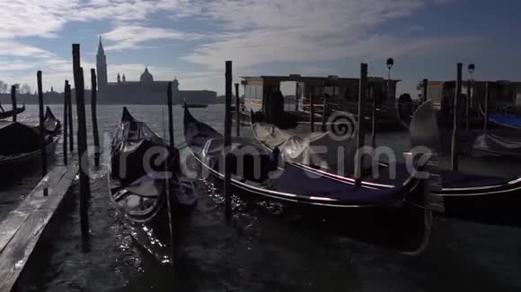 贡多拉斯和船在码头视频的预览图