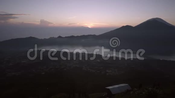从巴图尔山顶俯瞰全景视频的预览图