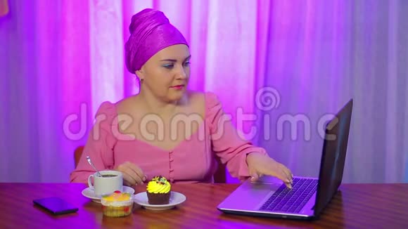 一个已婚的犹太女人在一家黑咖啡屋里喝咖啡在电脑里工作视频的预览图